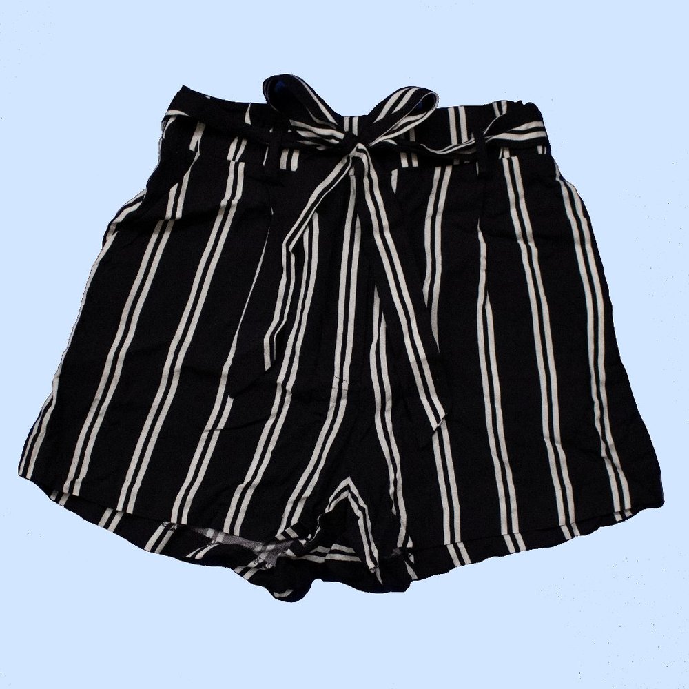 Flowy tie-belt shorts with pockets